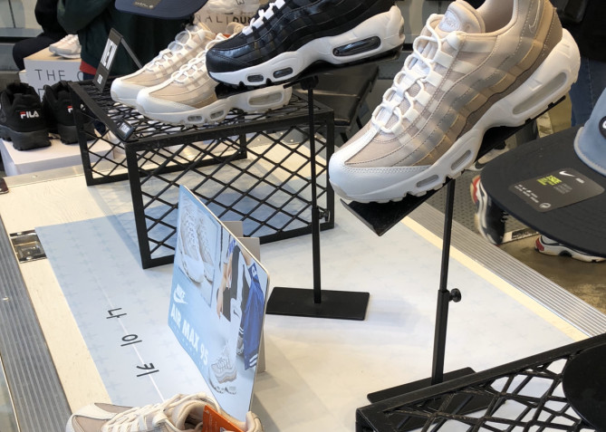 弘大の駅前にあるシューズショップ