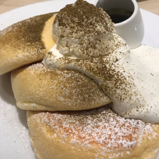 ふわふわの最上級、幸せのパンケーキ（ほうじ茶ティラミスパンケーキ）