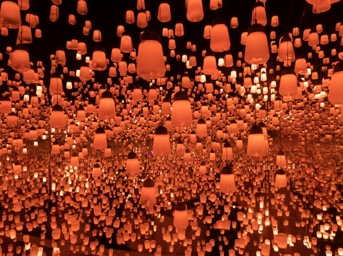 チームラボボーダレスお台場の「ランプの森」