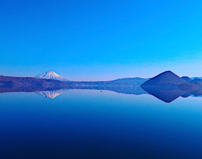 羊蹄山を水面に写す洞爺湖