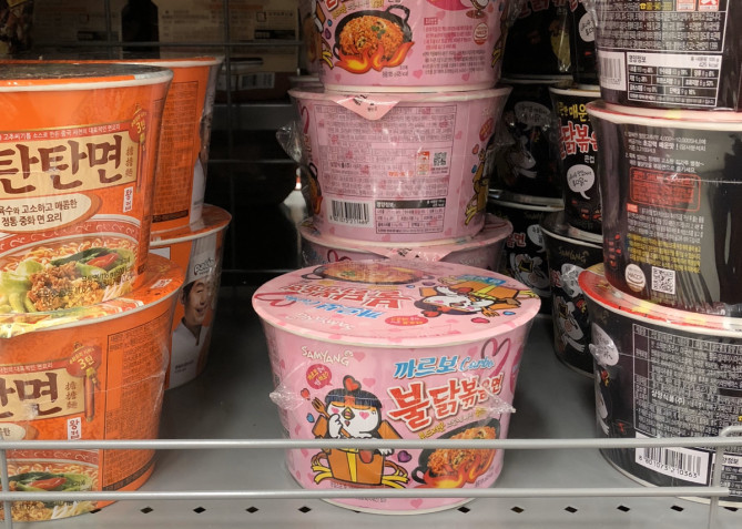 カップタイプのプルダックポックンミョン