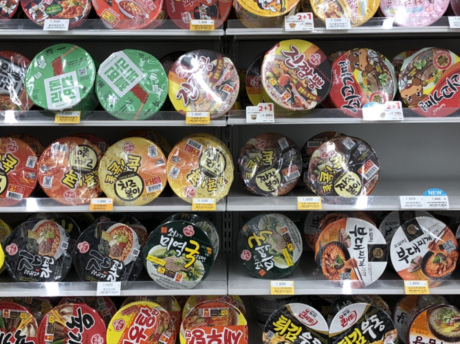 コンビニのカップ麺コーナー