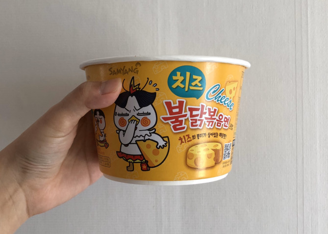 チーズ味のプルダックポックンミョン