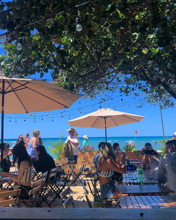 ワイキキビーチのおすすめカフェ「ベアフットビーチカフェ」