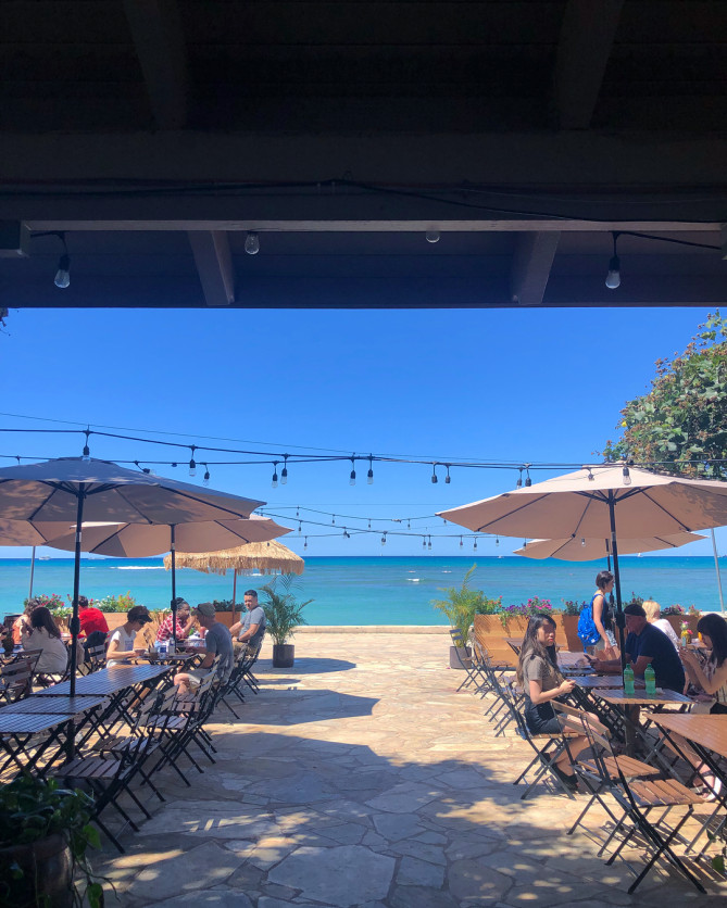 ワイキキビーチの「ベアフット・ビーチ・カフェ」