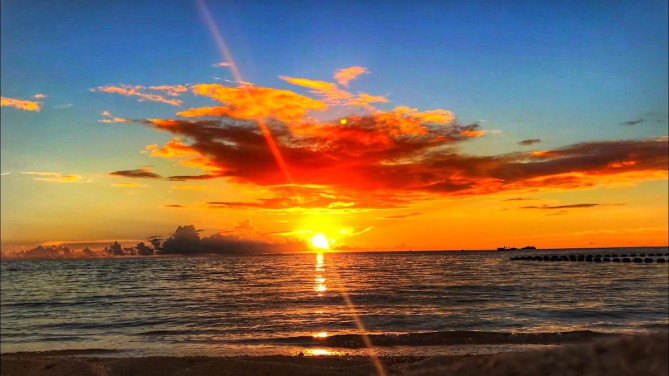 夕陽を独り占めする残波浜