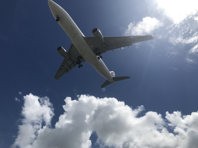 目の前まで迫る迫力の飛行機