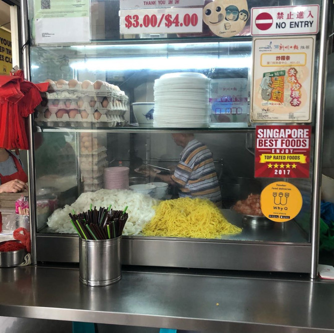 ホーカーの店先に見える麺