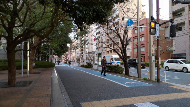 横断歩道を左に曲がると高架橋の方へ行けます