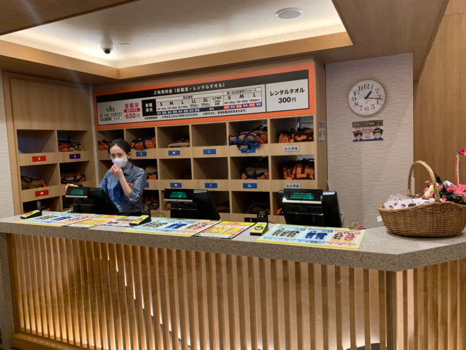 館内着レンタルのカウンター