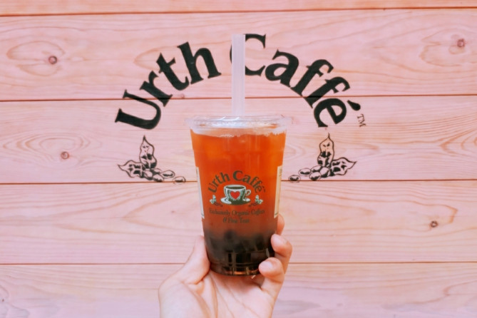 Urth Caffeでフォトスポットを背景にタピオカドリンクを撮影