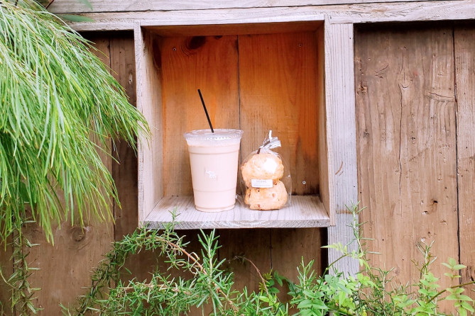 SHOZO COFFEE STOREのクランベリースコーンとカフェラテ