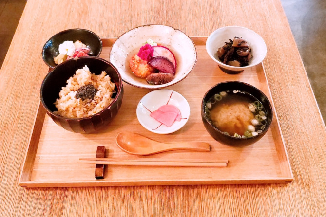 BROWN RICE by NEAL’S YARD REMEDIESの有機食材を使用した「日替わり定食」