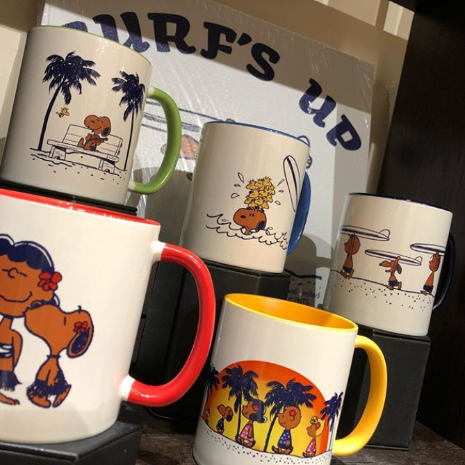 モニ・ホノルル日焼けスヌーピーのマグカップ