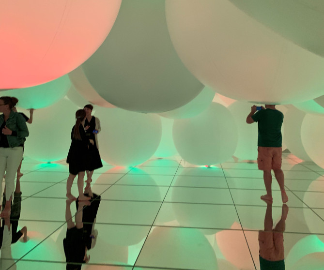 チームラボプラネッツ豊洲の「意思を持ち変容する空間、広がる立体的存在‐平面化する3色と曖昧な9色、自由浮遊」