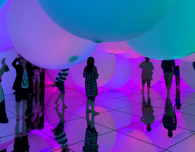 チームラボプラネッツ豊洲の球体アートを楽しむ人々