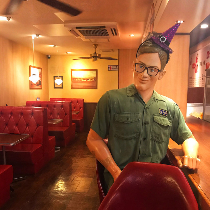 牧港本店のカウンター席には、先客が…!