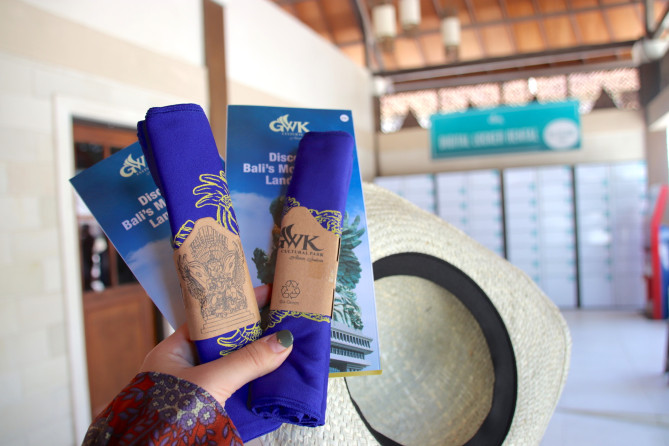 ガイドマップと腰巻の布