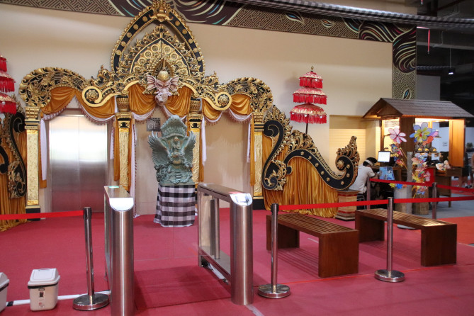 ここから先はツアーで