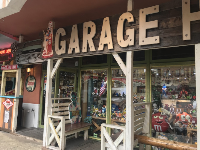 ガレージの名の通り、倉庫並みの品ぞろえ？！