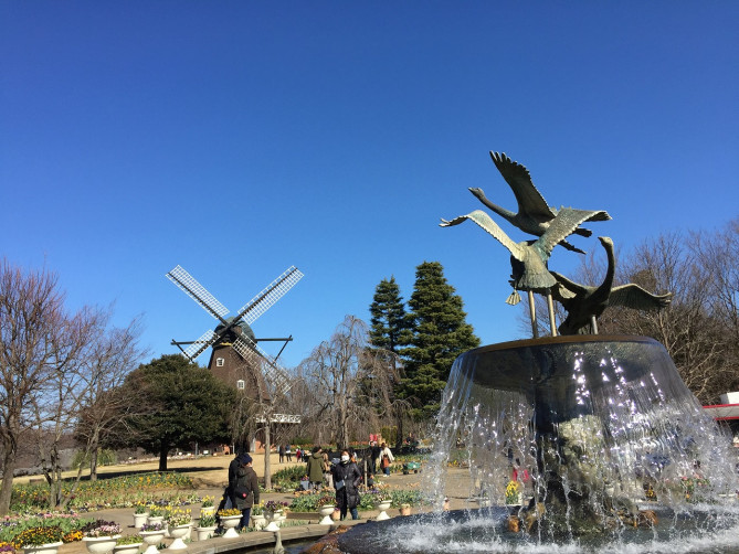 アンデルセン公園の風車と噴水