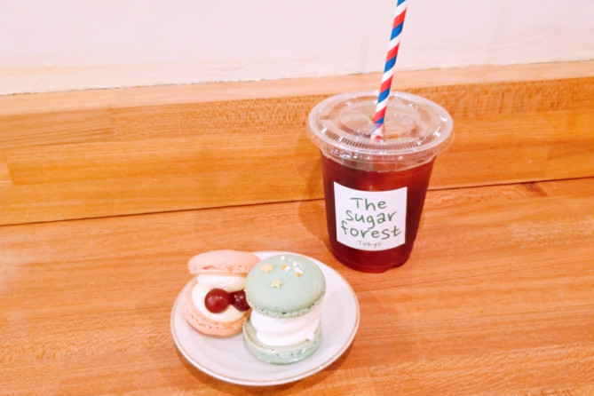 「ミルク」と「ぶどう」のマカロン