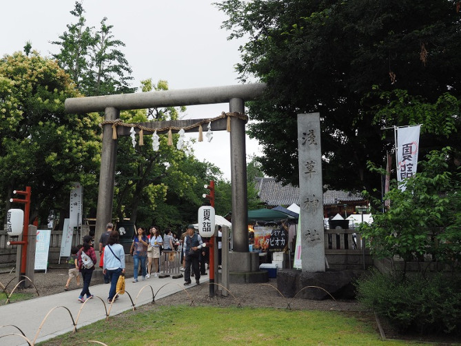 浅草神社の入り口