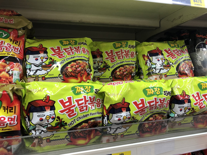 プルダックポックンミョンの棚