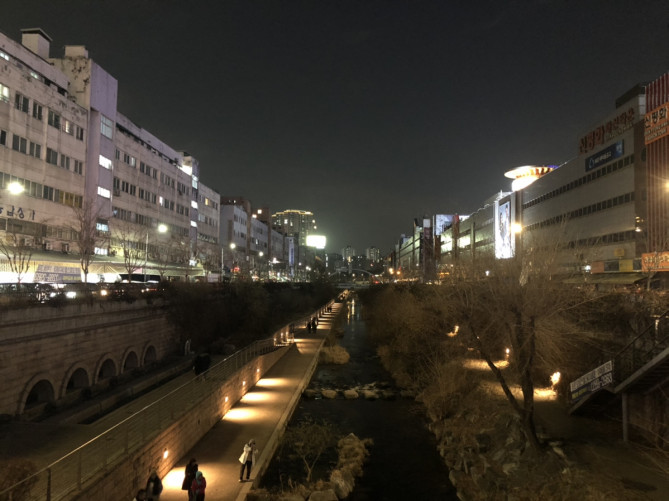 ライトアップされた夜のソウル