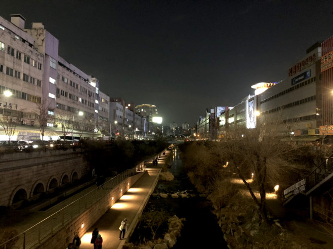 ライトアップされた清渓川