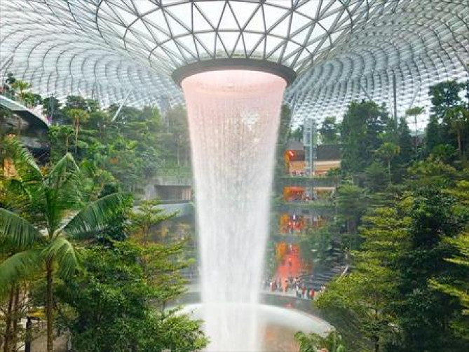 チャンギ空港名物の滝「ジュエル」