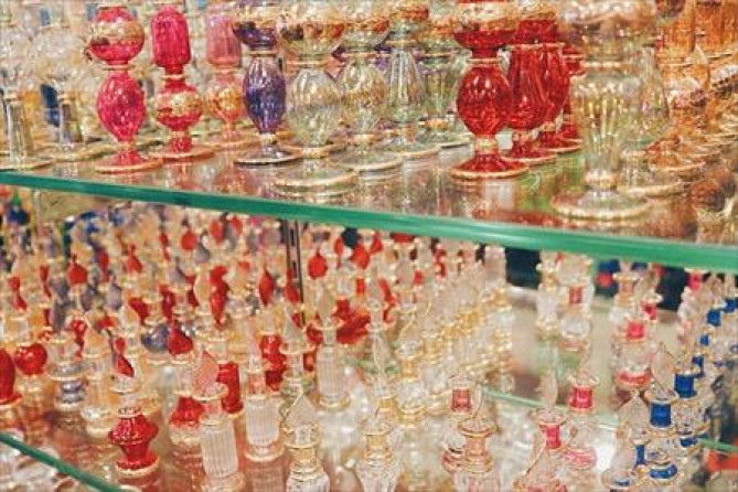 宝石のように陳列された香水瓶