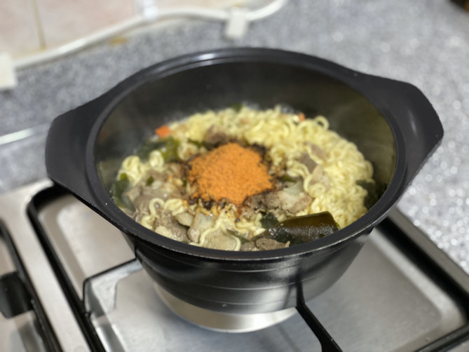 2種類の韓国ラーメンを合わせて作るチャパグリ