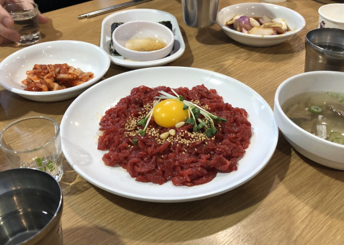 広蔵市場のユッケ