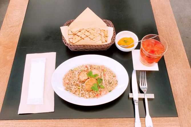 大人気メニュー「ホタテのロースト、ファロと舞茸のクリームリゾット」