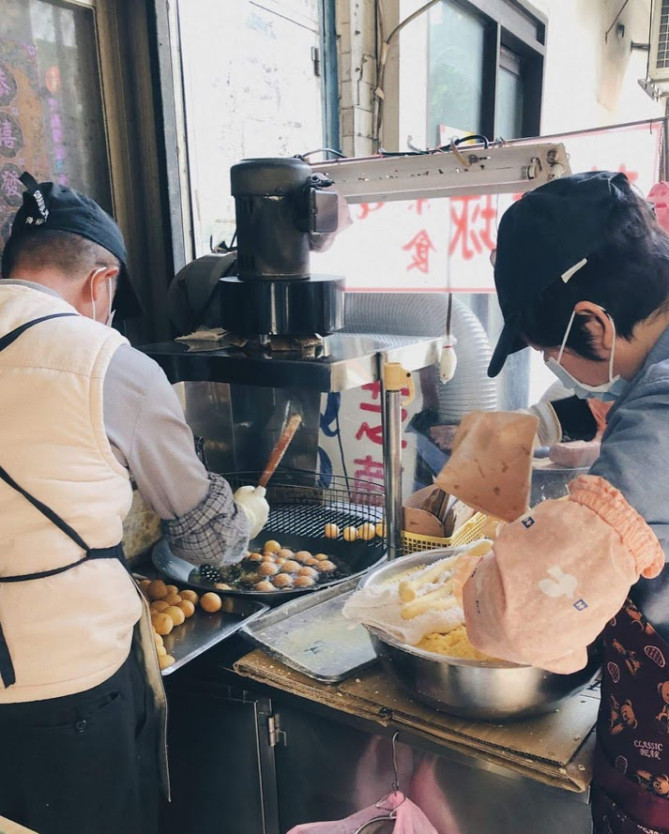 地瓜球を作っている様子