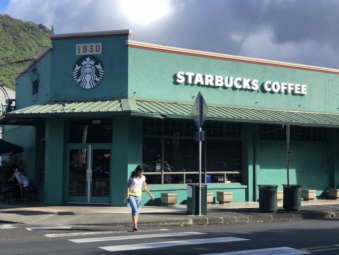 エメラルドグリーンのスターバックス