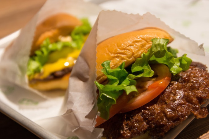 シェイクシェイクは持ち帰りも可能！