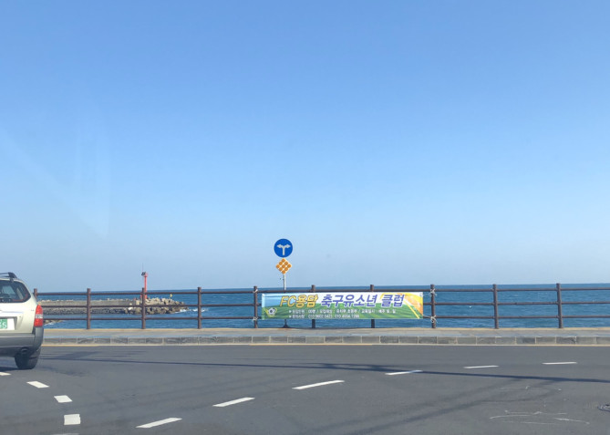 チェジュ島の海岸沿いの道路
