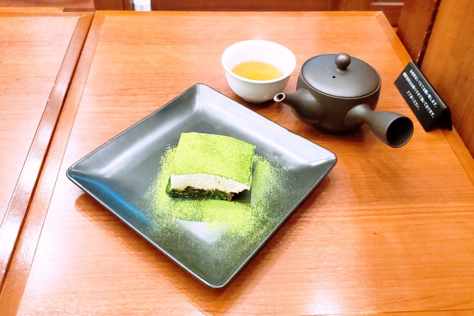 抹茶ティラミスとほうじ茶