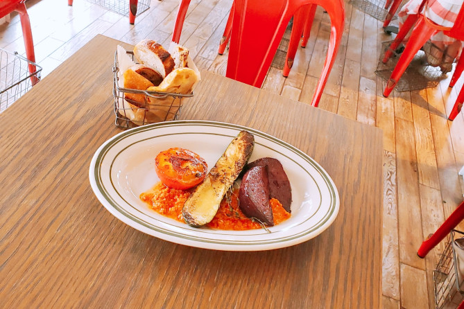 野菜ステーキとパンの盛り合わせ