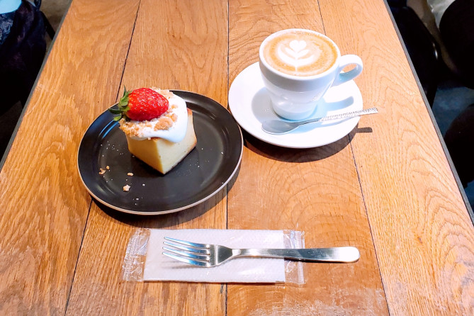 ベイクドチーズケーキとカフェラテ