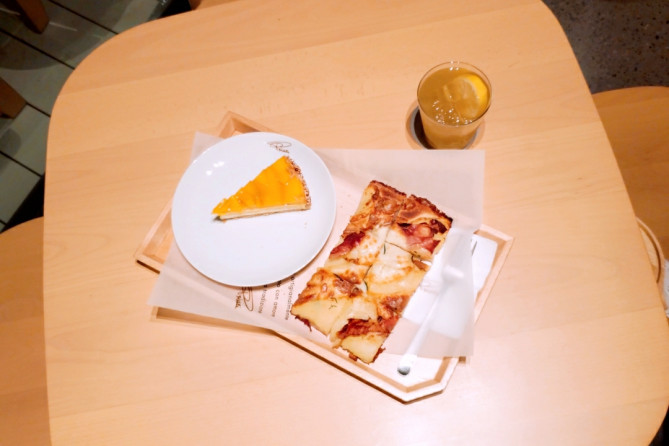 店内にあるプリンチのフードメニューとティバーナ自慢のティー