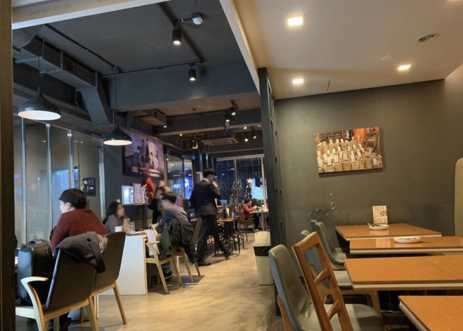 BBQチキン鍾路本店の店内