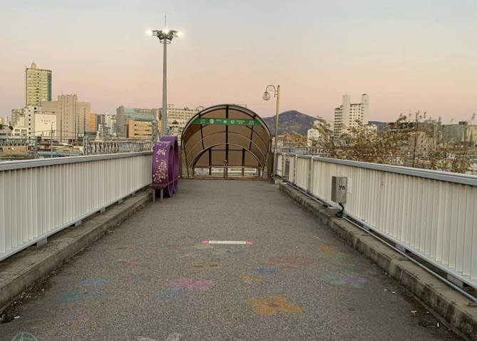 いくつもの名シーンが生まれた歩道橋