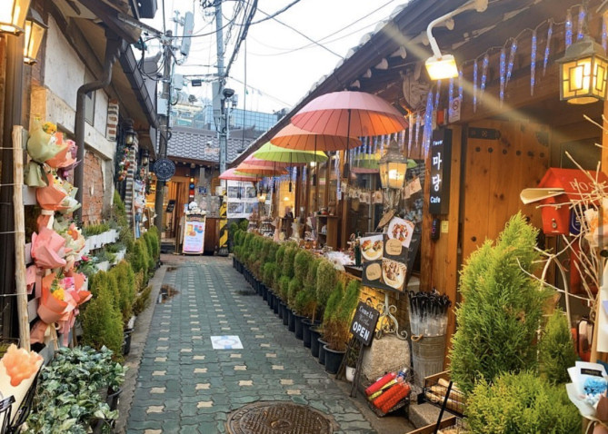 店頭に飾られたカラフルなお花が特徴