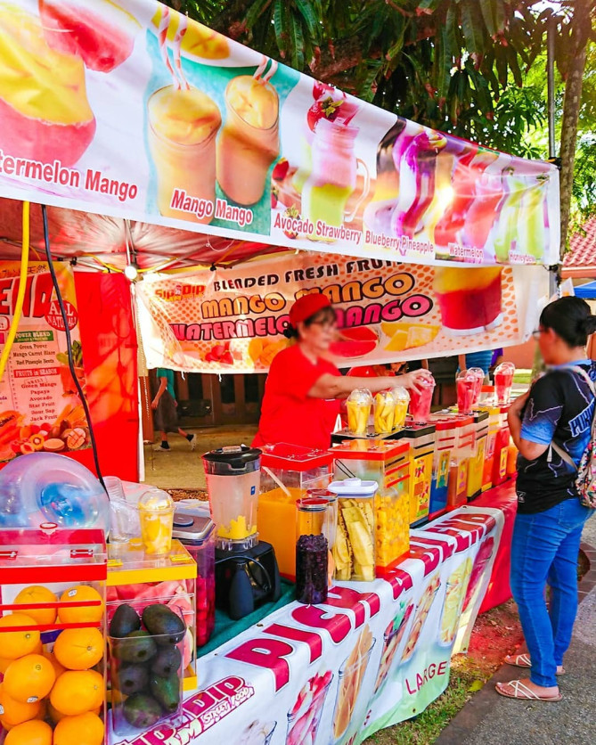 マンゴージュースなどを販売する屋台