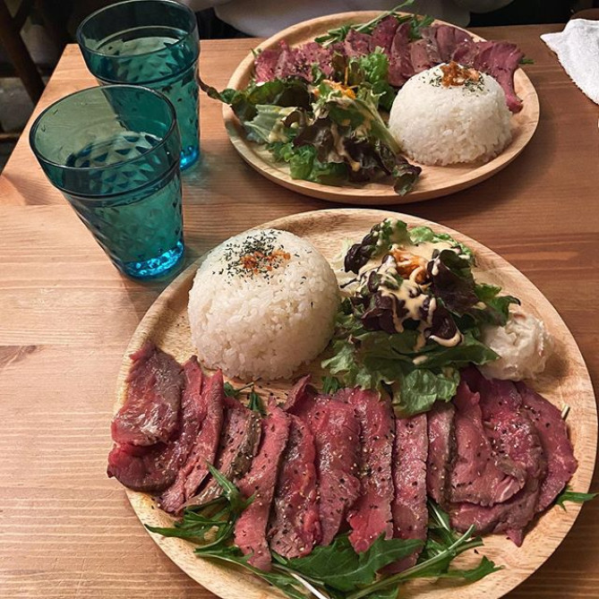 大人気のローストビーフのプレートランチ