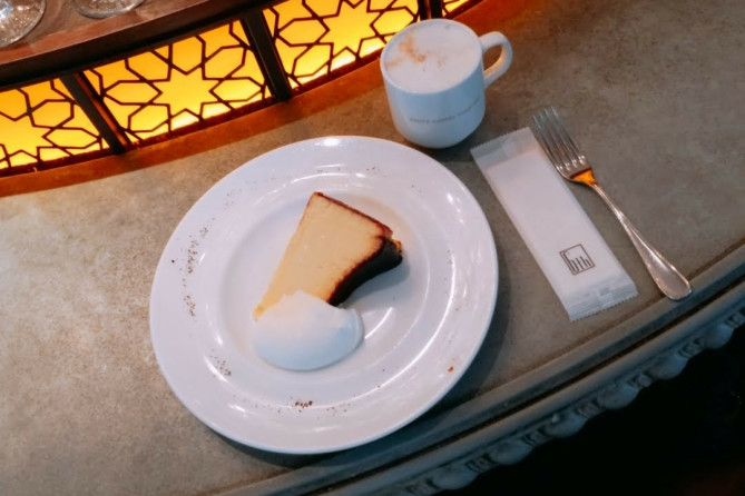 6th by ORIENTAL HOTELのバスクチーズケーキとカフェラテ