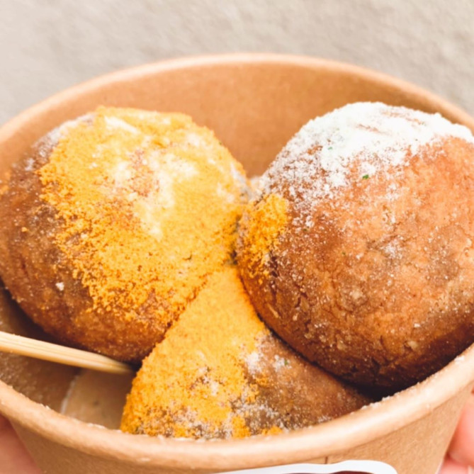 新大久保 もちもちのチーズボールが楽しめるお店15選 韓国で人気の食べ歩きおやつ